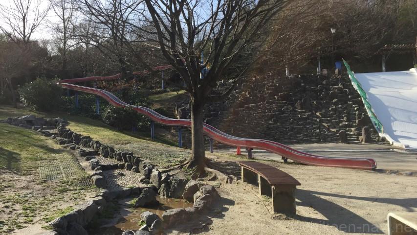 半田運動公園遊具長いローラー滑り台